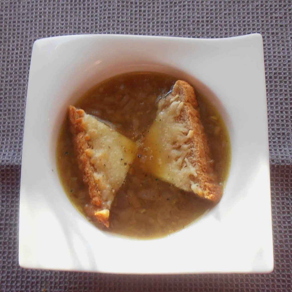 Zwiebelsuppe (französische Art) mit Käsecroutons | Mike kocht