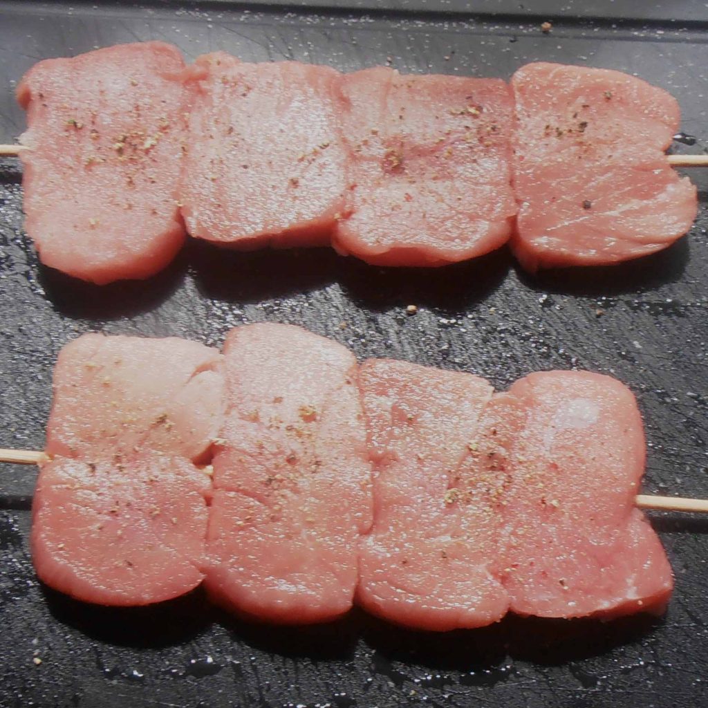 Spieß von Schweinemedaillons auf Rotkrautsalat | Mike kocht
