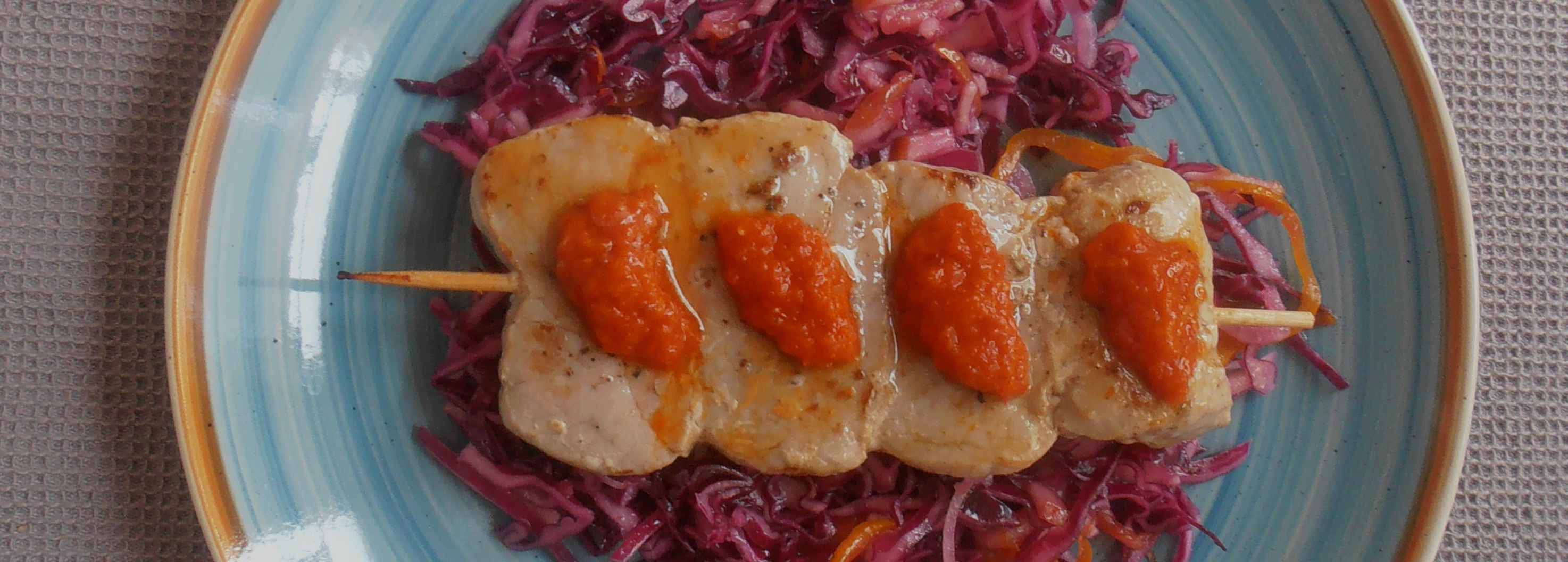 Spieß von Schweinemedaillons auf Rotkrautsalat | Mike kocht