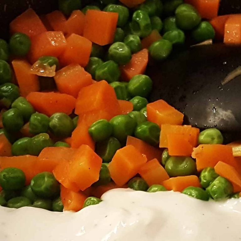 Gegrilltes Kümmelkarrée - Erbsen-Karotten-Rahm | Mike kocht
